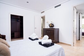4 habitaciones, tabla de planchar con plancha, wifi y ropa de cama