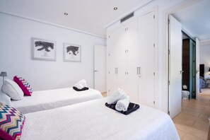 4 bedrooms, iron/ironing board, WiFi, bed sheets