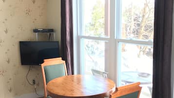 Standard Double Room, 1 Queen Bed, Non Smoking, Kitchenette | Living area