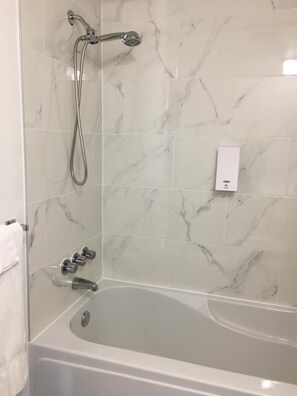 Combined shower/bathtub, hair dryer, towels, toilet paper - Motel Le Sabre (Sherbrooke)