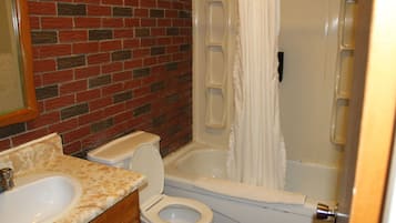 Un baño con inodoro, lavabo y bañera.
