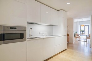 Kühlschrank, Mikrowelle, Herdplatte, Geschirrspüler