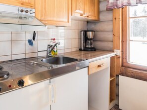 Jääkaappi, mikroaaltouuni, keittoastiat/astiat/ruokailuvälineet