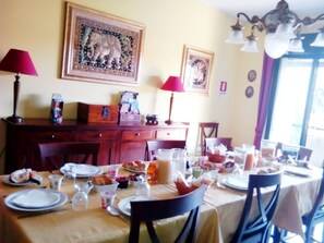 Daily buffet breakfast for a fee