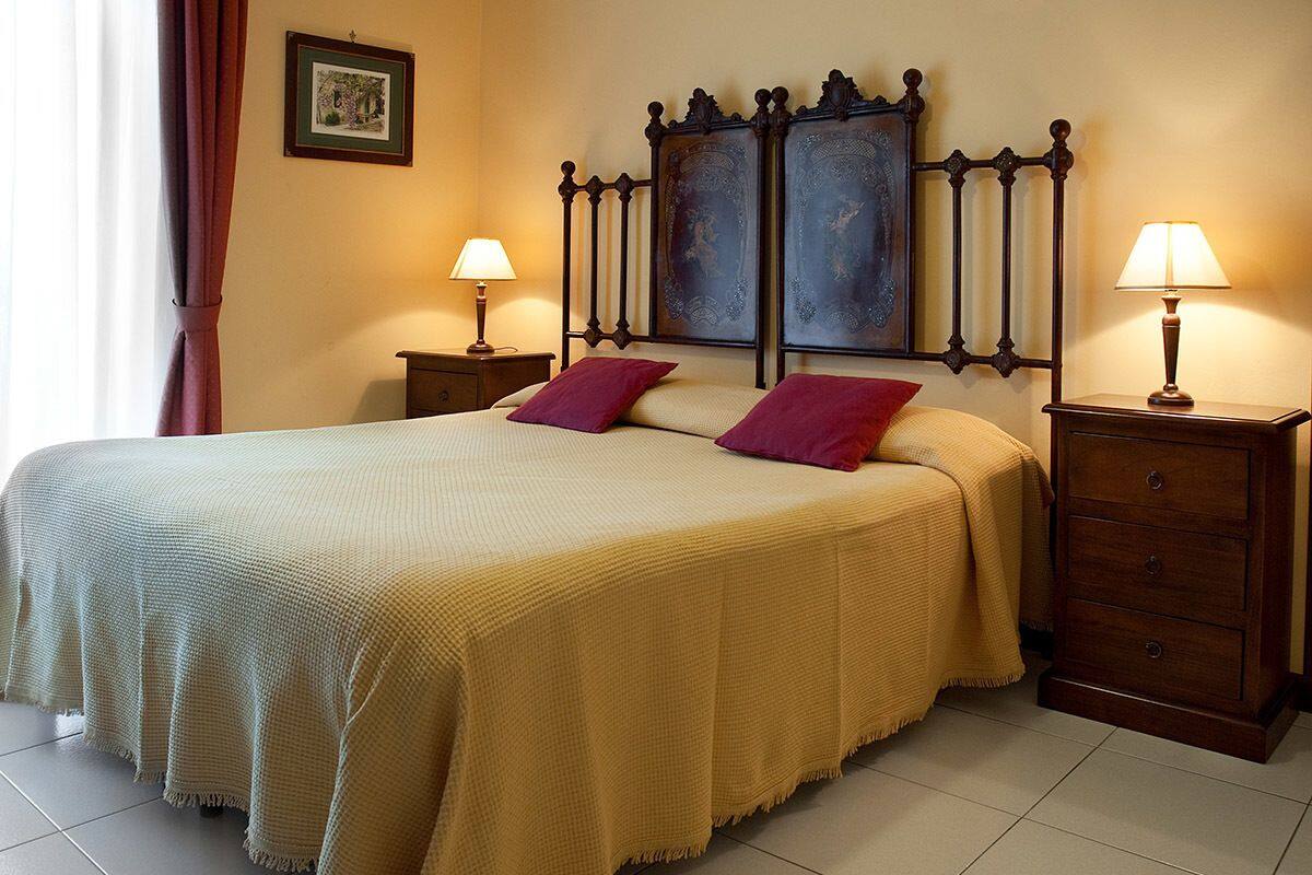 Minibar, desk, cots/infant beds, free WiFi