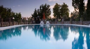 Seasonal outdoor pool, open 10:00 AM to 7:30 PM, pool umbrellas - MANASTIRHAN OTEL (Edremit)