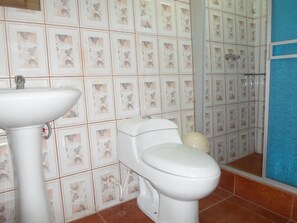 Dusche, kostenlose Toilettenartikel, Haartrockner, Handtücher
