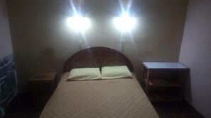 In-room safe, blackout drapes, free WiFi, bed sheets - Hospedaje Bazalar (Cusco)