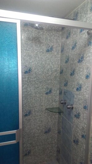 Regadera, amenidades de baño gratuitas, secadora de cabello, toallas 