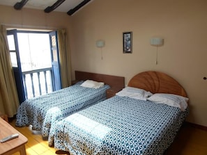 In-room safe, blackout drapes, free WiFi, bed sheets - Hospedaje Bazalar (Cusco)