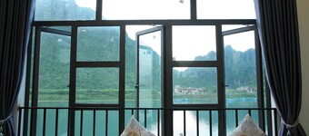 Family room with River and Mountain Views, 2 Queen Beds_Funny Monkeys Homestay