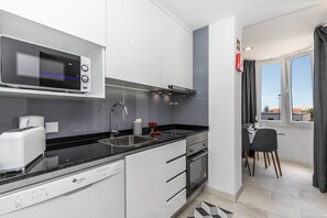 Réfrigérateur, micro-ondes, four, plaque de cuisson