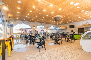 Der serveres morgenmad, frokost og aftensmad