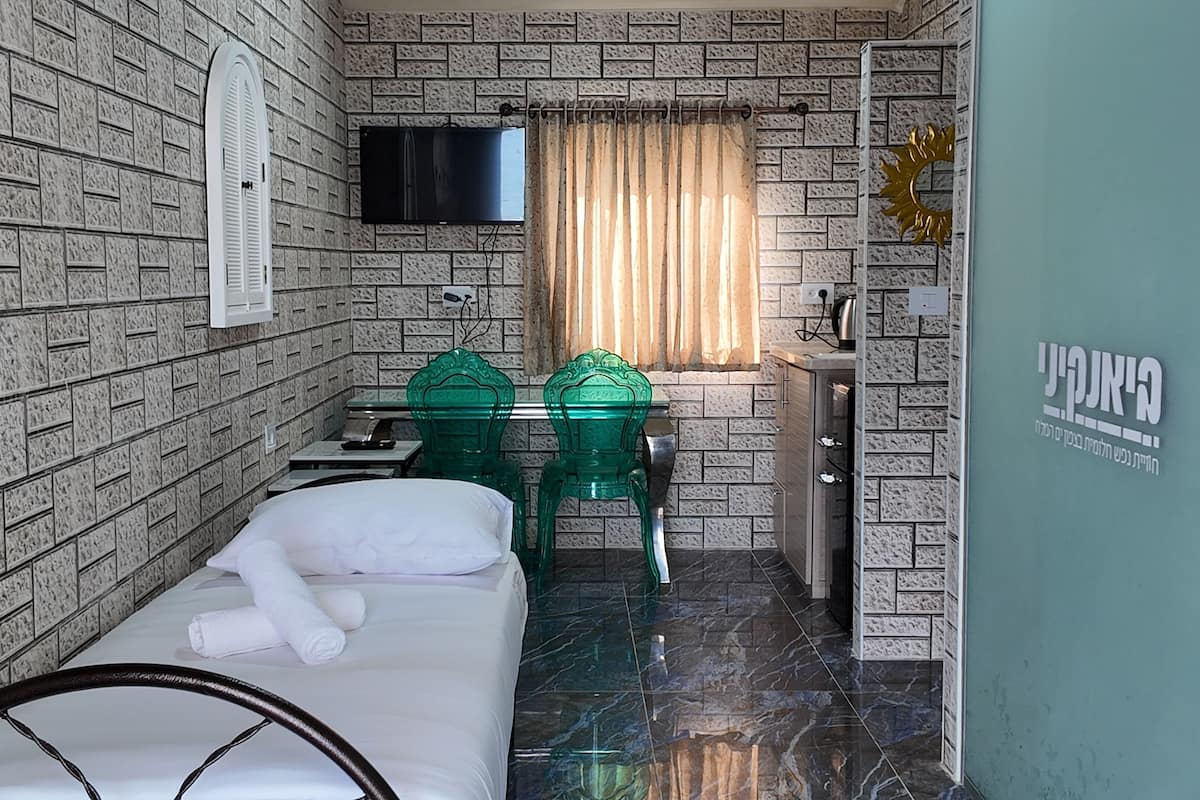 Family Suite | Desk, soundproofing, WiFi (free), individually decorated