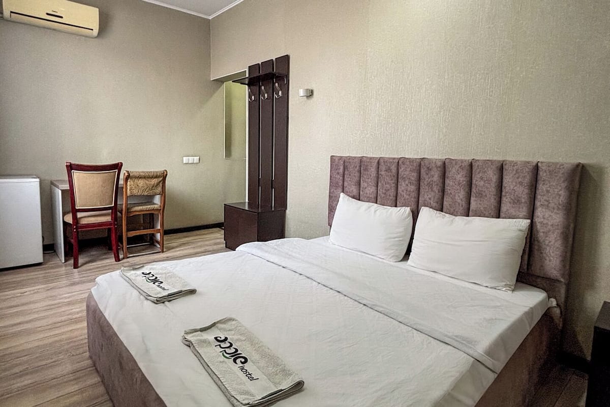 Escritorio, sistema de insonorización y tabla de planchar con plancha