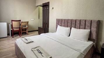 Standard Double Room | Desk, soundproofing, iron/ironing board, free WiFi