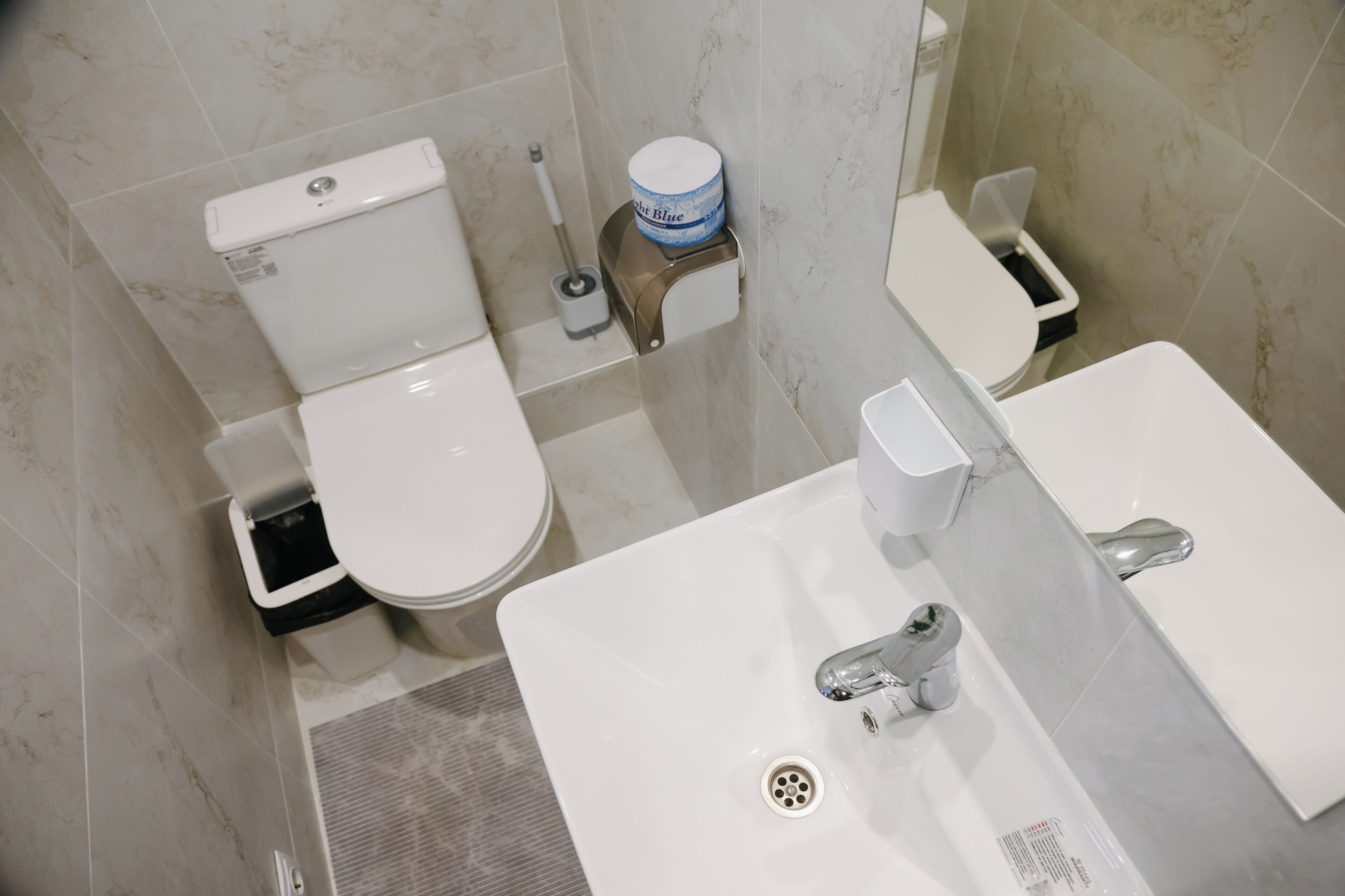 A bathroom with a toilet, bidet, and sink.