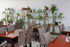 每日付費供應吃到飽自助式早餐