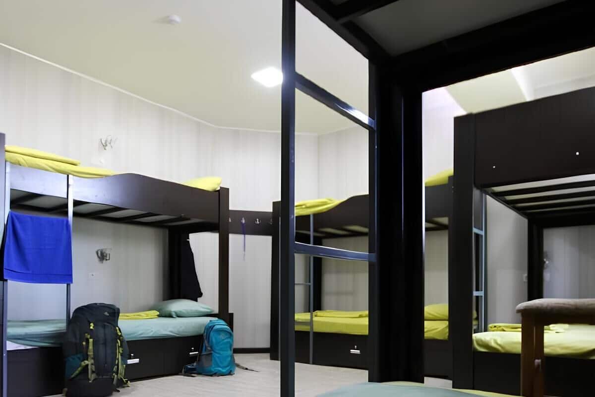 Escritorio, sistema de insonorización y tabla de planchar con plancha