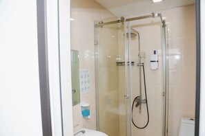 Standard Triple Room | Bathroom - Apple Hostel (Bishkek)
