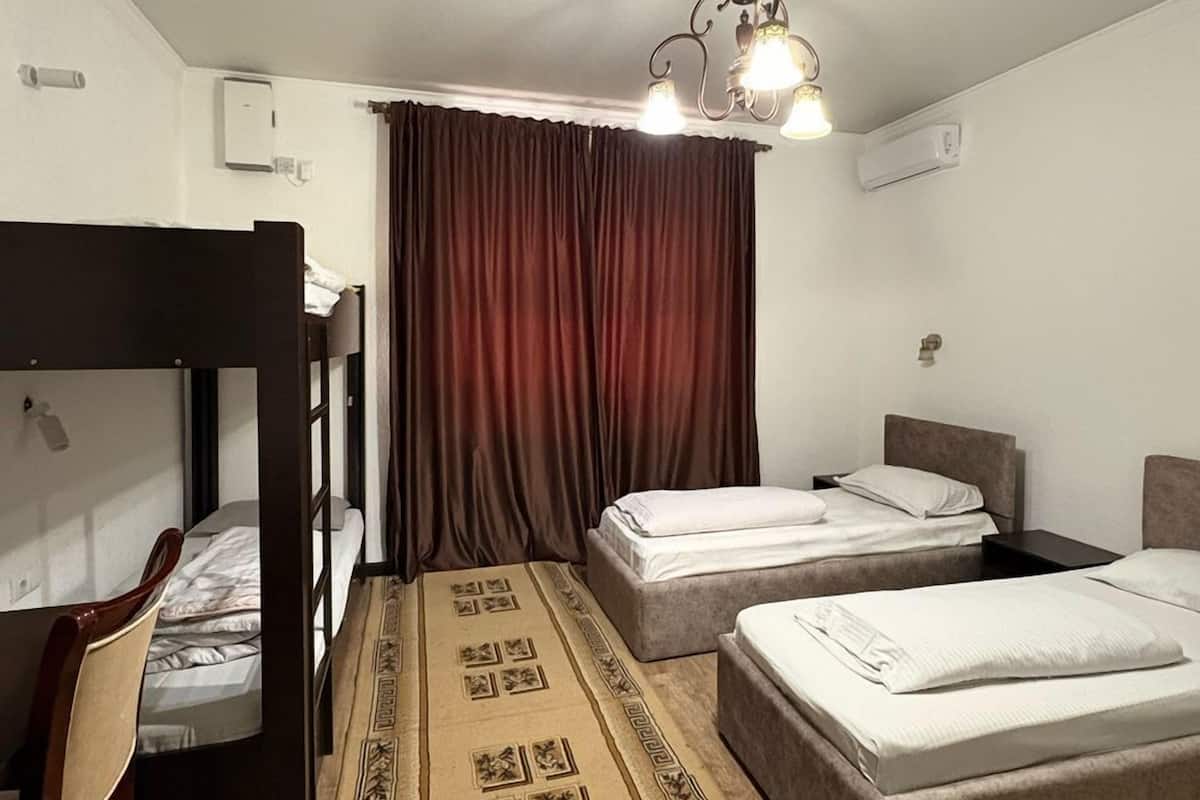 5-bed room with shared bathroom | 1 bedroom, desk, soundproofing, iron/ironing board