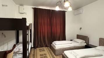 5-bed room with shared bathroom | Desk, soundproofing, iron/ironing board, free WiFi