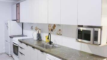 House, 2 Bedrooms | Private kitchen