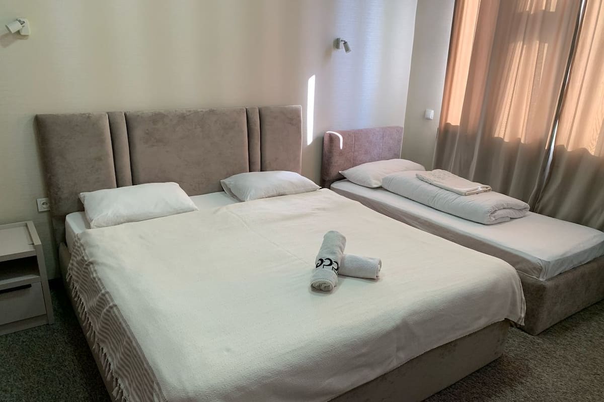 Double room with shared bathroom | 1 bedroom, desk, soundproofing, iron/ironing board