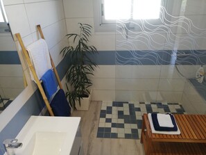 Ensemble douche/baignoire, sĂšche-cheveux