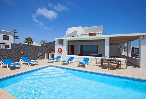 Ihana huvila meren äärellä