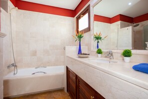 Bathtub, eco-friendly toiletries, hair dryer, towels - Wonderful Villa in front of the sea, eco-friendly  (Playa Blanca)