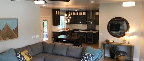 Fernseher, Kamin, Stereoanlage