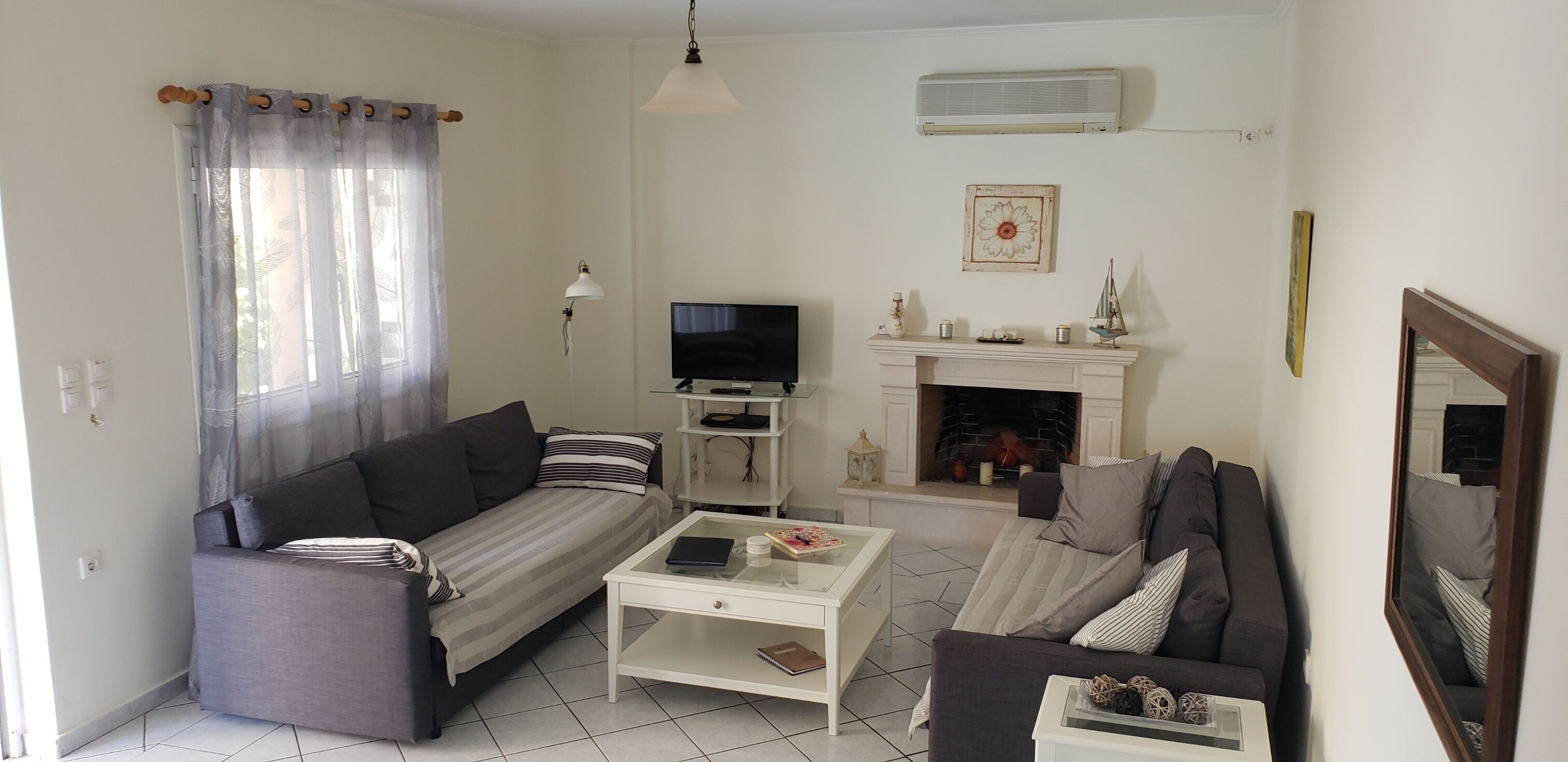 Villa, varias camas, no fumadores, acceso a la piscina | Zona de estar | Televisión LED de 40 pulgadas con canales por cable, una televisión