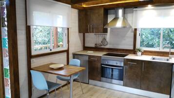 Een koelkast, een oven, een kookplaat, een koffiezetapparaat/waterkoker