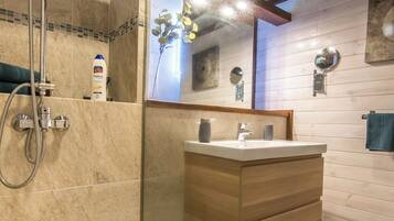 Een douche, een haardroger, handdoeken, zeep