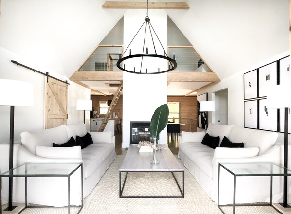 Smart TV, chimenea y reproductor de DVD 