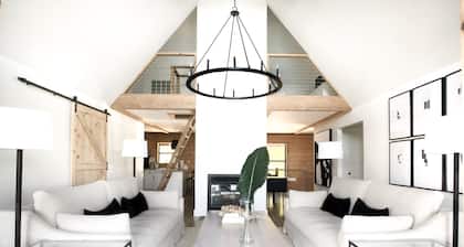 Modern Waterfront Log Cabin at Lewis-Smith Lake, AL