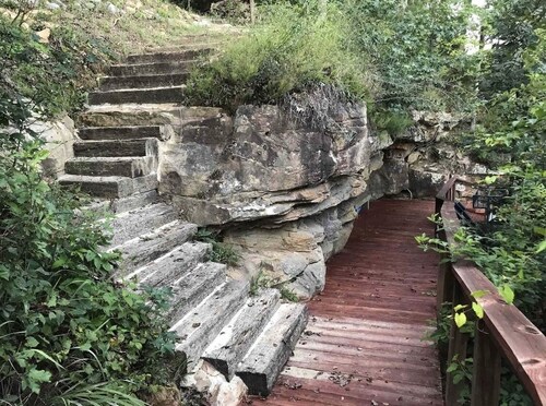 Cabina de registro moderno frente al mar en el lago Lewis-Smith, AL