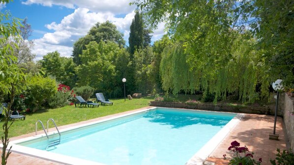 Piscina externa sazonal