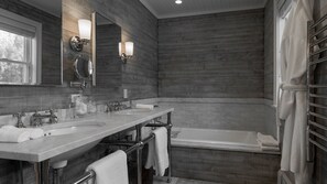 Badewanne, Haartrockner, Handtücher