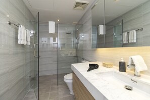 Penthouse de lujo, vista a la ciudad | Baño | Regadera tipo lluvia, amenidades de baño gratuitas, secadora de cabello 