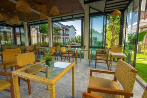 Serveert ontbijt, lunch, diner, lokale en internationale gerechten 