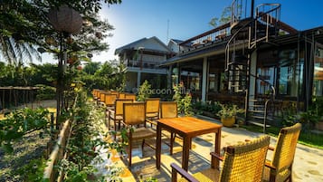 Breakfast, lunch, dinner served; local and international cuisine