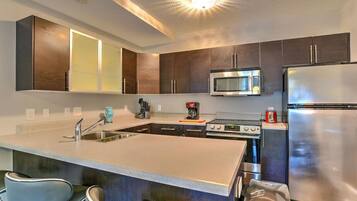 Kjøleskap, mikrobølgeovn, ovn og kokeplater