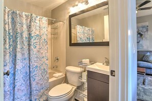 Sèche-cheveux, serviettes fournies