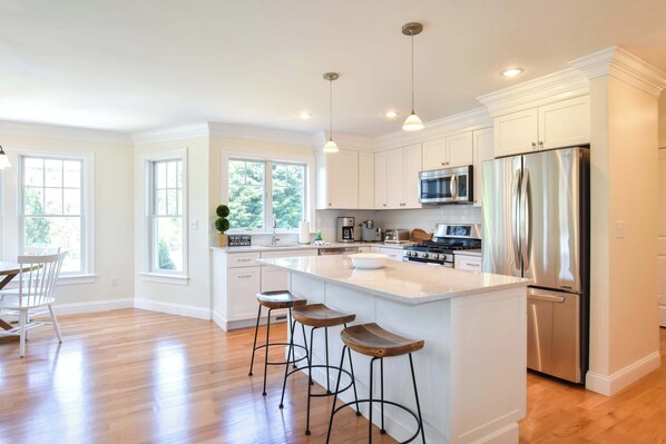 Jääkaappi, mikroaaltouuni, uuni, liesi