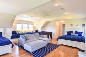 4 bedrooms, iron/ironing board, WiFi, bed sheets