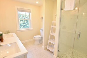 Shower, hair dryer, towels, shampoo