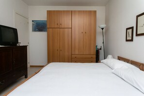 3 bedrooms, bed sheets