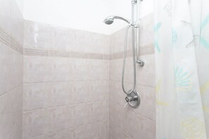 Combined shower/bathtub, bidet, towels - M148 - Marcelli, delightful villa with garden (Marcelli)